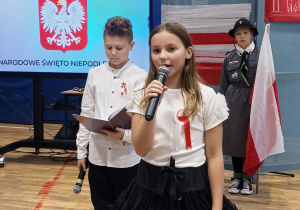 Uczniowie uczestniczący w apelu