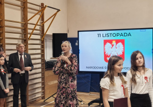 Uczniowie uczestniczący w apelu oraz wucedyrektor szkoły