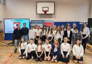 Zdjęcie grupowe osób organizujących apel