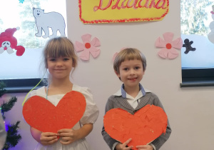Dzieci trzymające serca wycięte z papieru
