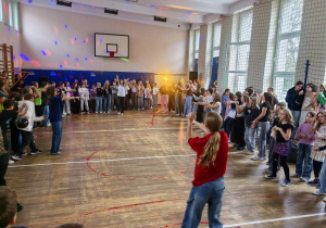 Uczniowie bawiący się w czasie dyskoteki