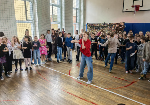 Uczniowie bawiący się w czasie dyskoteki