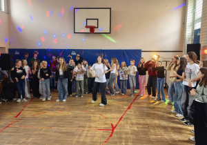 Uczniowie bawiący się w czasie dyskoteki