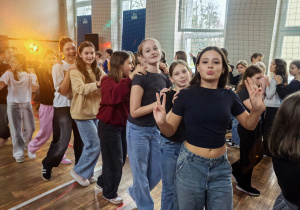 Uczniowie bawiący się w czasie dyskoteki