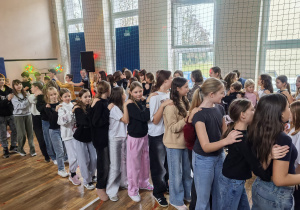 Uczniowie bawiący się w czasie dyskoteki