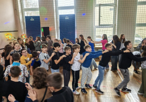 Uczniowie bawiący się w czasie dyskoteki