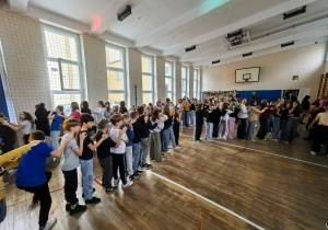 Uczniowie bawiący się w czasie dyskoteki