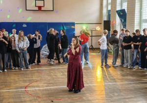 Uczniowie bawiący się w czasie dyskoteki