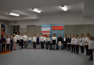 Grupa uczniów w czasie festiwalu piesni patriotycznych