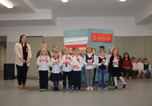 Grupa uczniów w czasie festiwalu piesni patriotycznych