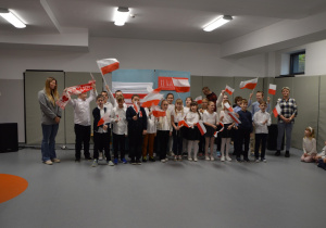 Grupa uczniów w czasie festiwalu piesni patriotycznych