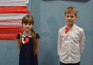 Grupa uczniów w czasie festiwalu piesni patriotycznych