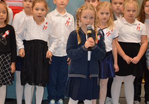 Grupa uczniów w czasie festiwalu piesni patriotycznych