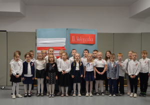Grupa uczniów w czasie festiwalu piesni patriotycznych