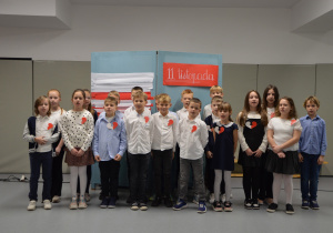 Grupa uczniów w czasie festiwalu piesni patriotycznych