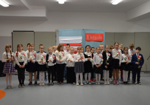 Grupa uczniów w czasie festiwalu piesni patriotycznych