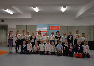 Grupa uczniów w czasie festiwalu piesni patriotycznych