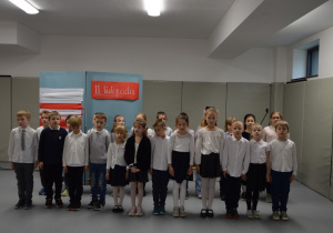 Grupa uczniów w czasie festiwalu piesni patriotycznych