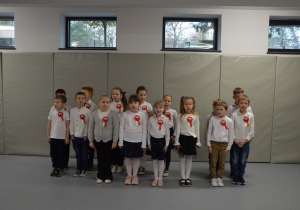 Grupa uczniów w czasie festiwalu piesni patriotycznych