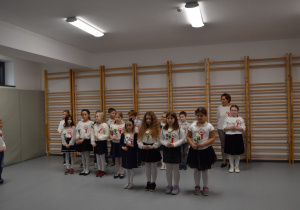 Grupa uczniów w czasie festiwalu piesni patriotycznych