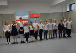 Grupa uczniów w czasie festiwalu piesni patriotycznych