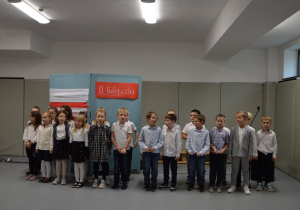 Grupa uczniów w czasie festiwalu piesni patriotycznych