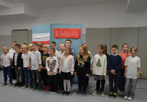 Grupa uczniów w czasie festiwalu piesni patriotycznych