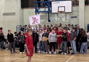 Drużyny uczniów grające w siatkówkę