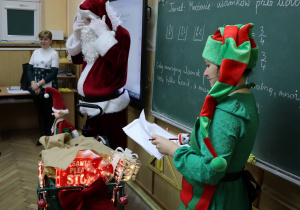 Uczniowie w czasie spotkania z Mikołajem