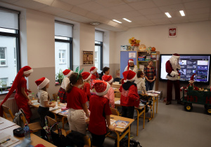 Uczniowie w czasie spotkania z Mikołajem