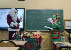 Uczniowie w czasie spotkania z Mikołajem