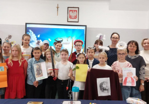 Zdjęcie grupowe uczniów i nauczycieli