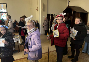 Uczniowie w czasie mszy w kościele w Andrespolu