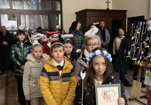 Uczniowie w czasie mszy w kościele w Andrespolu
