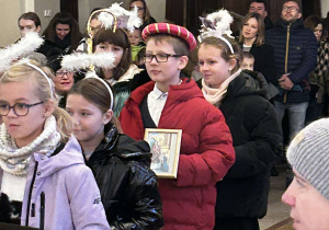 Uczniowie w czasie mszy w kościele w Andrespolu