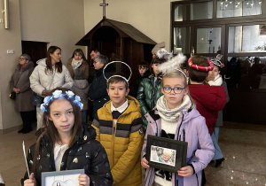 Uczniowie w czasie mszy w kościele w Andrespolu