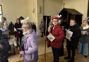Uczniowie w czasie mszy w kościele w Andrespolu