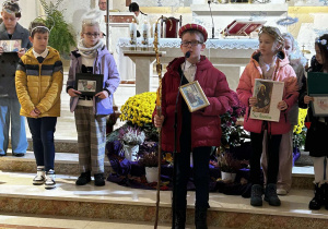 Uczniowie w czasie mszy w kościele w Andrespolu