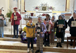 Uczniowie w czasie mszy w kościele w Andrespolu