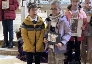 Uczniowie w czasie mszy w kościele w Andrespolu