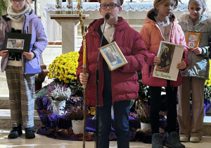 Uczniowie w czasie mszy w kościele w Andrespolu