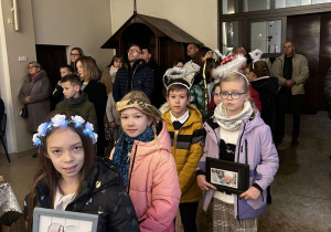 Uczniowie w czasie mszy w kościele w Andrespolu