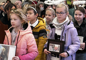 Uczniowie w czasie mszy w kościele w Andrespolu