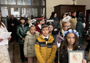 Uczniowie w czasie mszy w kościele w Andrespolu