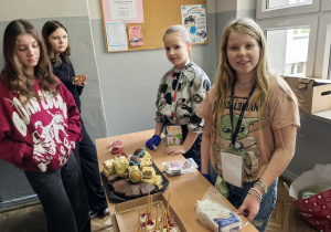 Uczniowie kupuący cistka w czasie kiermaszu