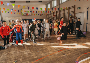 Grupa uczniów bawiących się w czasie imprezy