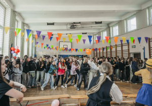 Grupa uczniów bawiących się w czasie imprezy