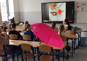Uczniowie oglądający film