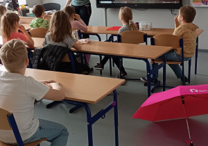Uczniowie oglądający film
