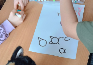 Uczniowie w czasie prac plastycznych.